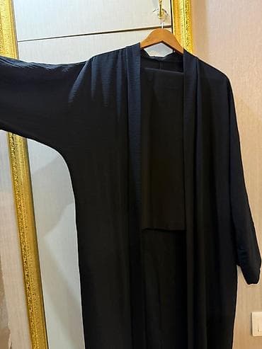 Baş geyimləri: Qara rəngli uzun kimono/abaya üst geyimi - Model: Açıq, düyməsiz — 1