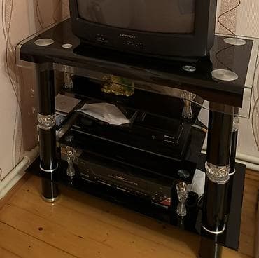 Şüşə və metal TV stendi - 3 səviyyəli konstruksiya: yuxarıda TV üçün