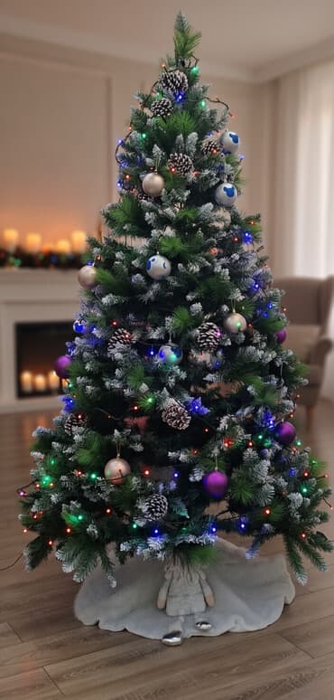 susta: Süslənmiş süni Yeni il şam ağacı - Realistik yaşıl iynələr — 1