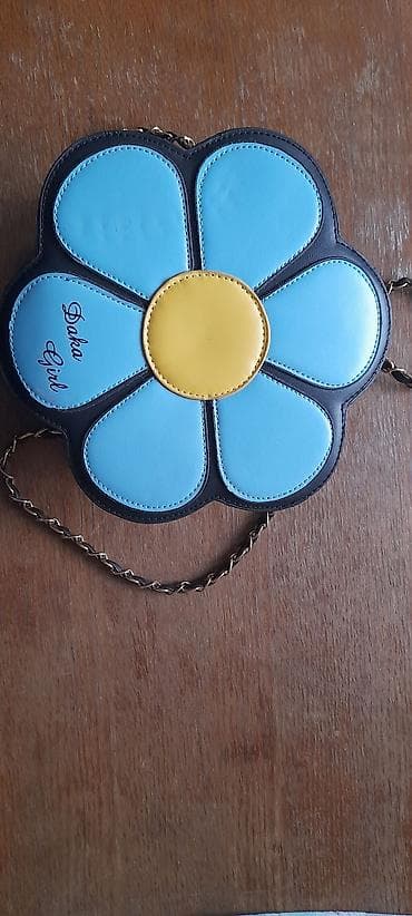 Məhsul: “Daka Girl” çiçək formalı çanta - Dizayn: 6 ləçəkli çiçək