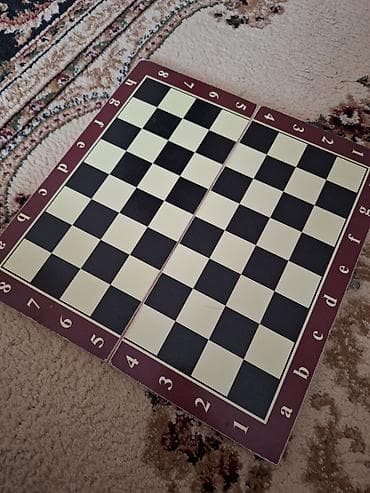 Şahmat fiqur dəsti. butun fiqurlar yerindedir ve bir de balaca olcude — 5