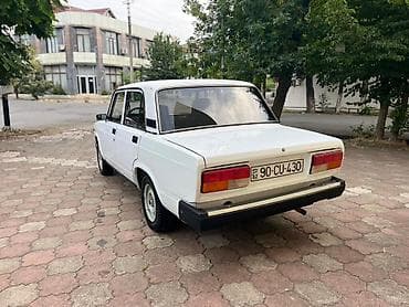 teker 20: VAZ 2107 sedan – klassik ağ rəngdə, 4 qapılı. Xüsusiyyətlər: - Kuzov — 4