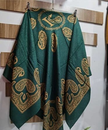 женские красные шарфы: Kəlağayılar. Bu kəlağayıların içi boş K hərfi ilə yazılıdı. Materialı — 13