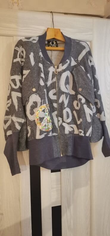 Qadın gödəkçəsi yeni kimidi. Fason yarasa Razmer universal, həm arıq