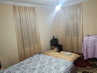 Otaqlar: - Döşəmə: laklanmış taxta/laminat tipli döşəmə, - Tavan və divarlar — 3