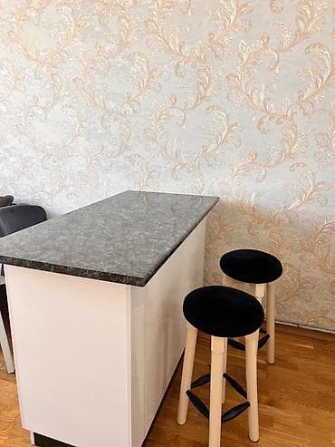 qorka islenmis: Bar stolu və ya şkaf, yanında 2 bar stolu ilə. Ölçüləri: 130 × 65 × 90 — 3