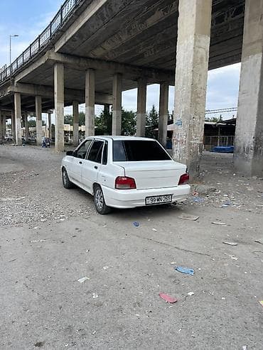 08 maşın: Ağ rəngli sedan avtomobil Texniki və xarici xüsusiyyətlər: - Kuzov: 4 — 2