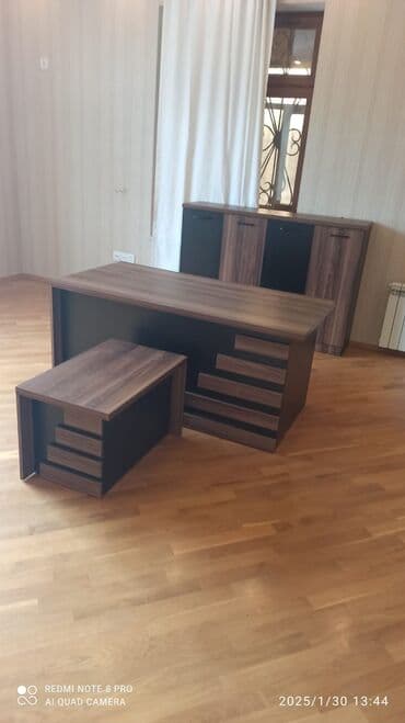 Ofis və oyun kresloları: Ofis mebel dəsti Tərkib: - Direktor/menecer masasının üstü geniş iş — 1