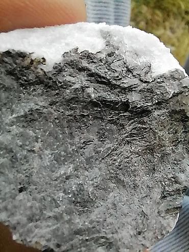 bildircin satisi tap az: Təbii mineral nümunəsi – qara-boz matriks üzərində ağ, kristallı kvars — 4