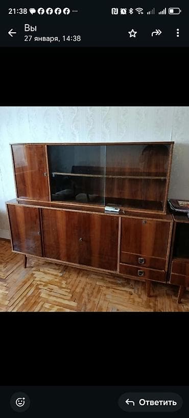 Продаётся румынская гостиная мебель 60-ых годов. Стол, 6 стульев, два — 3