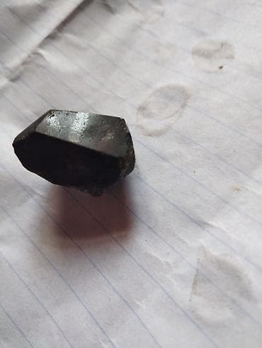 Qara mineraloid/daş nümunəsi - Rəng: tünd qara, səthində metalabənzər