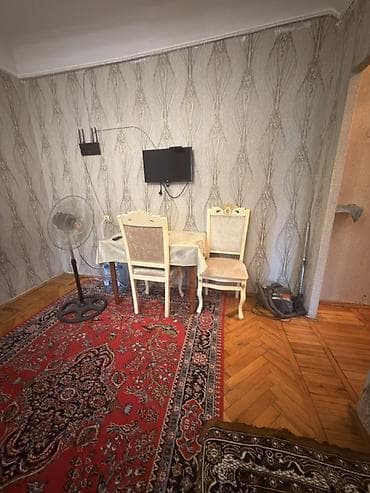 Salam.Ev şəxsi evimdi.Nizami rayon icra hakimiyyətinin yanında metroya — 7