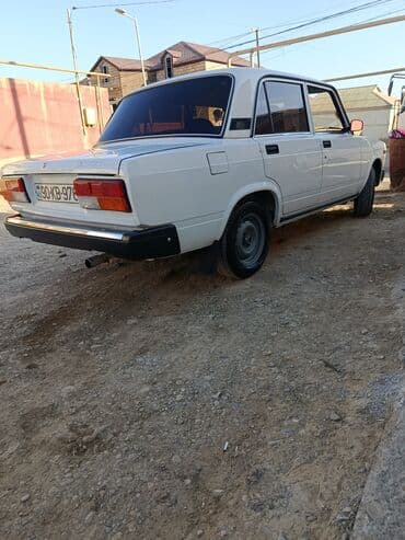 xirdalan heyet evi type 1: VAZ 2107, ağ rəng, sedan kuzov. - Xarici görünüş: ağ boya, xromlu ön — 2