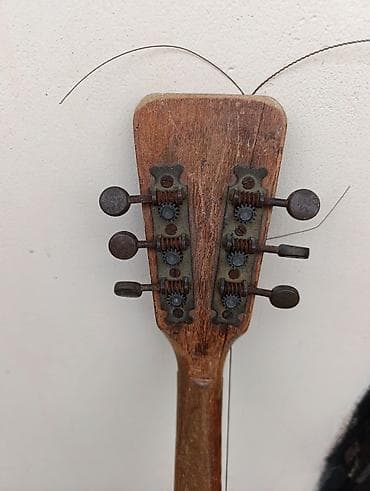 balalayka: Köhnə taxta korpuslu balalayka (rus xalq musiqi aləti) Xüsusiyyətlər — 2