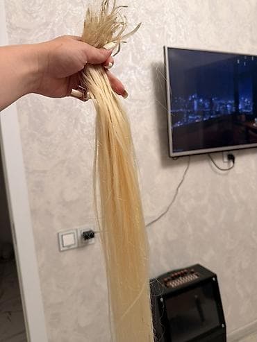 Sarı platin rəngli saç tutamı – təbii görünüşlü, düz teksturalı