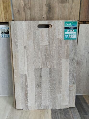 Fanat markalı, yüngül palıd rəngində laminat döşəmə nümunəsi. Taxta
