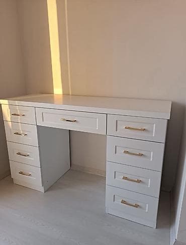 Düz masa, Stulsuz, Polkasız, Siyirməli, Parlaq laminat