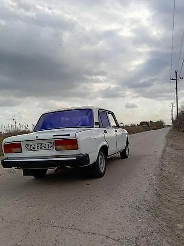 vaz 21 07 satisi: VAZ 2107 sedan – klassik ağ rəngdə, 4 qapılı, arxa ötürücülü. Xarici — 2