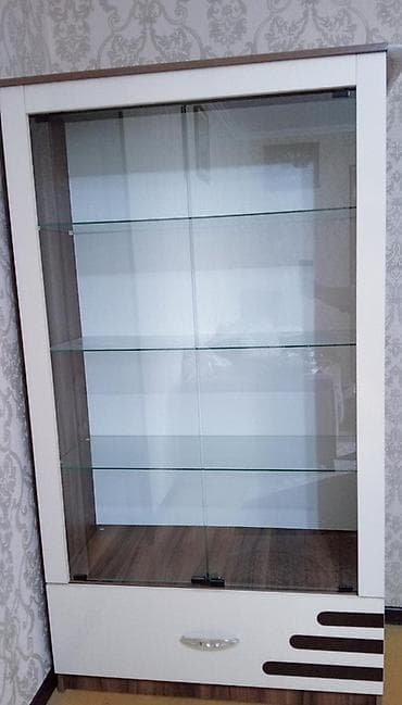 divar şkafları: Şüşə dolabı - Dizayn: Ağ və qəhvəyi tonlarda müasir üslub, ön hissədə — 2