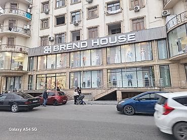 boyuk canta: Arendaya verilən küçəvitrenli obyekt - Yol kənarında, piyada axınının — 5