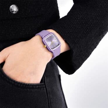 Bənövşəyi rəngli kvadrat qutuya malik qol saatı - Dizayn: Yumru