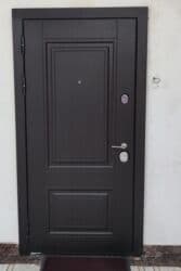 Giriş qapıları: Rusiya istehsalı, 3 petlə, səs keçirməyən seyf qapı. 350 AZN — 1