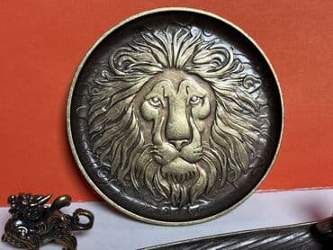dekor qrup: Bu dəstdə iki ədəd bürünc rəngli qab, aslan təsvirli dairəvi qab — 7