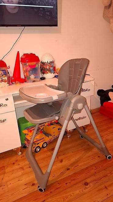 at yumşaq oyuncaqlar: Uşaq yemək stulu – boz rəngdə, təkərlidir, qatlanır. Qiymeti 60azn — 4