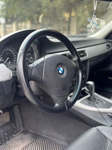 bmw 3 серия 325ix kat: BMW 3 Series sedan (E90), ağ rəng. - Nömrə: 77-XV-029 (AZ) - Kuzov: 4 — 2