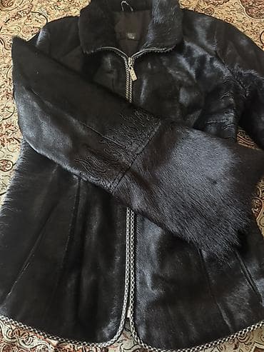 topdan geyim: Qadınlar üçün qara kürk gödəkçə - Model: beldən yığma, uzunsov siluet — 2