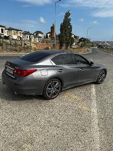 kubota: Infiniti Q50 sedan – boz metallik rəng, dinamik və zərif dizayn — 5