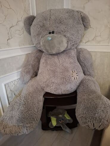 teddi ayı mətini: Böyük ölçülü boz rəngli ayı oyuncağı, yumşaq tüklü materialdan — 1
