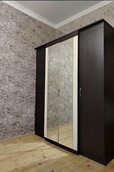 Geniş üç qapılı paltar dolabı - Rəng: tünd qəhvəyi karkas, açıq krem