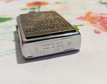 forma herbi: Metall korpuslu, benzinli (şamlı/fitilli) qapaxlı alışqan. Ön paneldə — 9