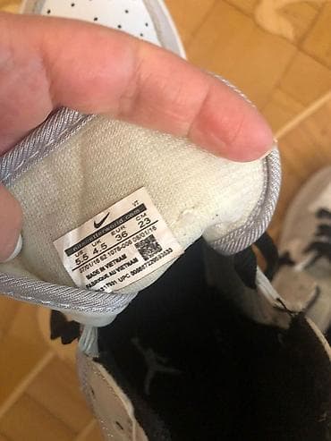 Nike Ağ–boz rəng kombinində, qara “Swoosh” loqolu yüksək boğazlı — 10