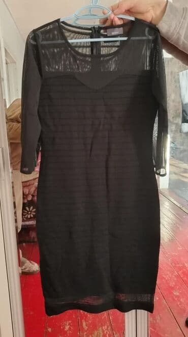 kiraye ziyafet: Qadın geyim dəsti – 4 ədəd 1) Tünd məxməri-bordo rəngdə uzun don - — 10