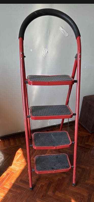 Nərdivanlar: 4 pilləli qatlanan nərdivan - Material: metal karkas, möhkəm — 3