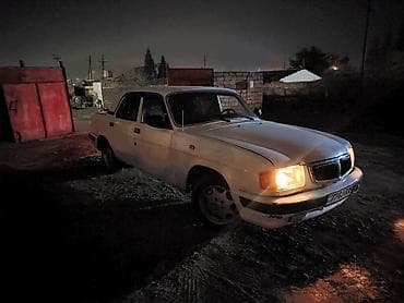 GAZ-3110 Volga sedan - Kuzov: 4 qapılı sedan, ağ rəng - Mühərrik — 2