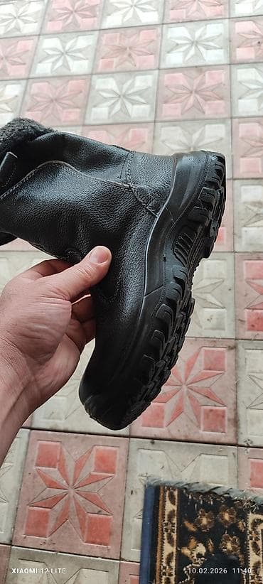 Qış üçün isti iş çəkmələri - Material: qalın, möhkəm qara dəriyə