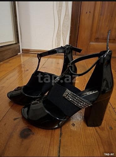 женские босоножки черные на тракторной подошве: Qadın ayaqqabısı – qara laklı, qalın dabanlı, açıq burunlu sandal — 1