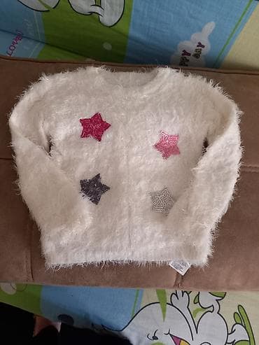 Uşaq sviteri – yumşaq “şubby” toxumalı, ağ rəngdə. - Ön hissədə