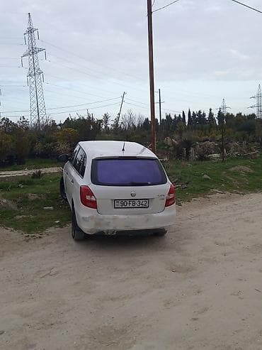 hyundai i30 universal: Skoda Fabia Combi, ağ rəng, universal kuzov. Texniki xüsusiyyətlər: - — 3