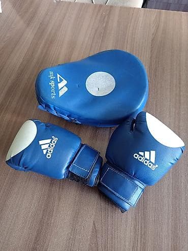 Adidas boks əlcəkləri və MK Sports zərbə yastığı dəsti. Əlcəklər mavi