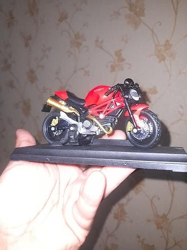 real gitara: Bu, "Knight" markalı, qırmızı rəngli Ducati tipli motosikletin 1:18 — 2