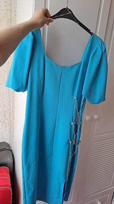 Mavi rəngli zərif qadın donu - Model: qısa qol, kvadrat dekolte, dizə