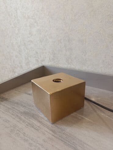 xoncaların qiyməti: Beton korpuslu, abstrakt dizaynlı masa lampası. Daxili işıqlandırma — 15