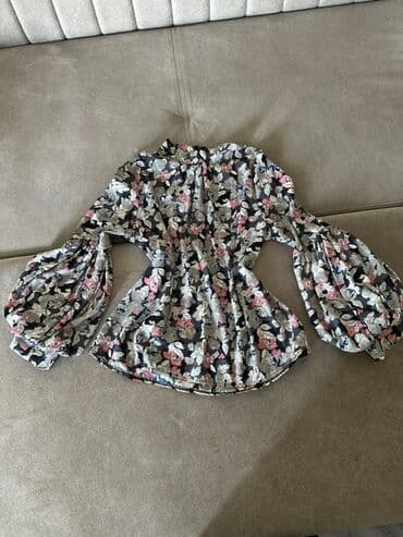 toxunma qadın köynəkləri: Rəngli, güllü naxışlı, uzun, qollu bluz. Manjetləri elastikdir — 1