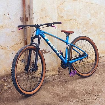 velasbet: Trek hardtail dağ velosipedi - Gövdə: yüngül alüminium, mavi rəngdə — 1