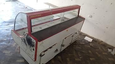 ev soyuduculari: Soyuducu vitrin – şüşə önlü, qırmızı-ağ gövdəli satış vitrinidir. - — 1