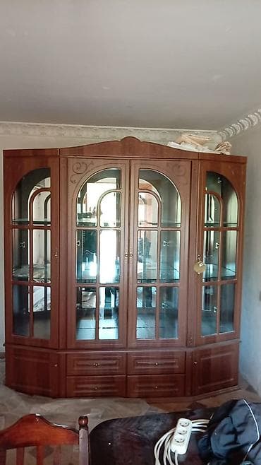 telefon alti mebel: Klassik dizaynlı şkaf-vitrin - Material: taxta (qoz rəngində), şüşəli — 1